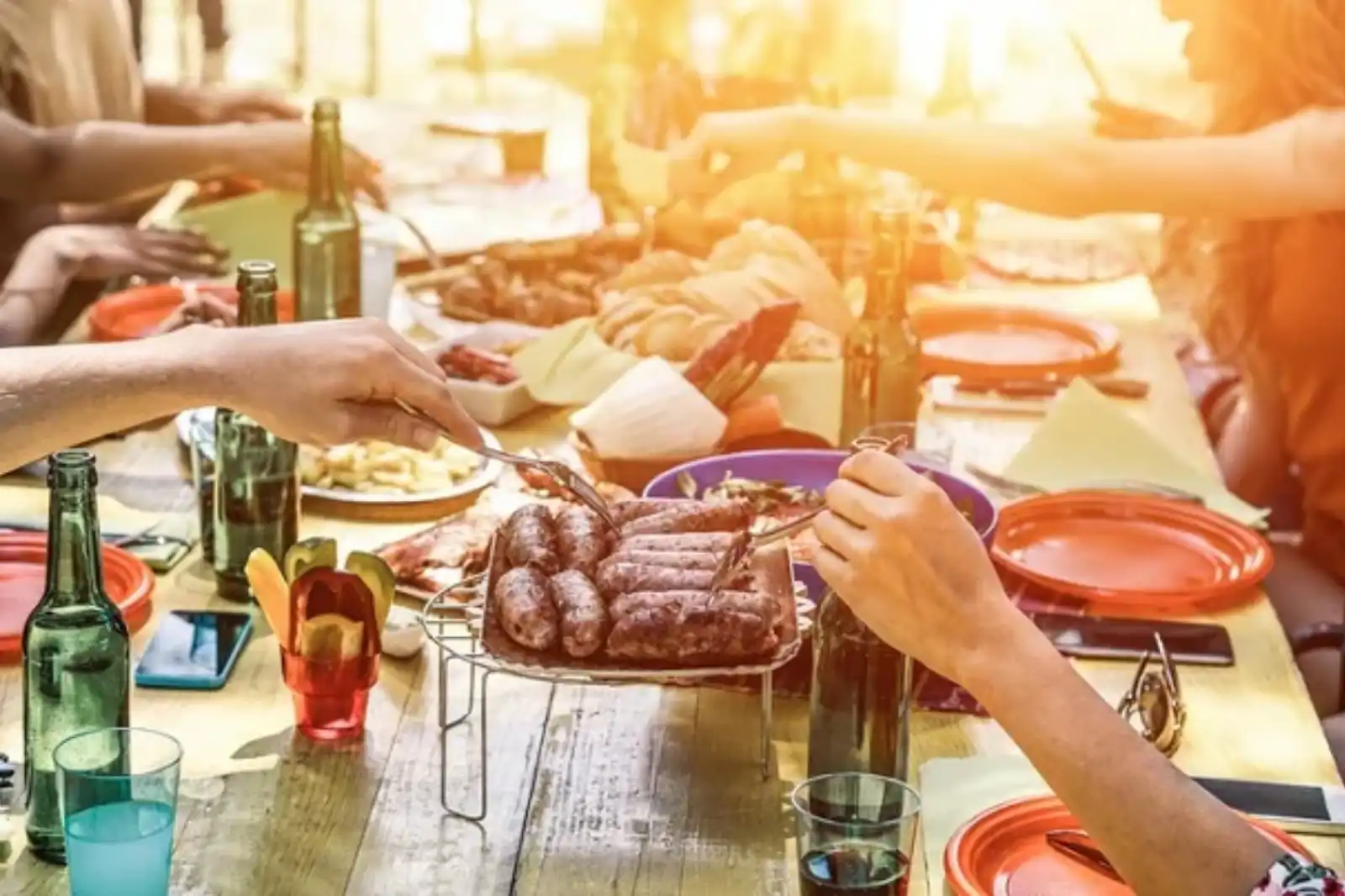 tavola imbandita per tour enogastronomico