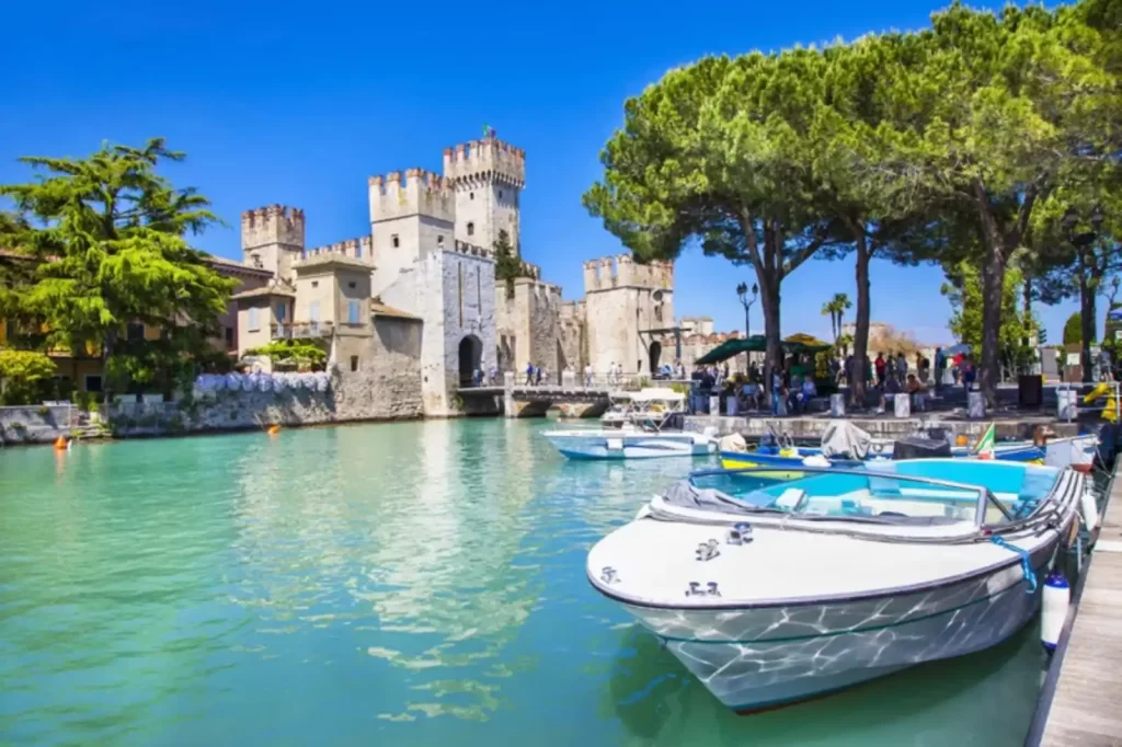lago di garda castello di sirmione